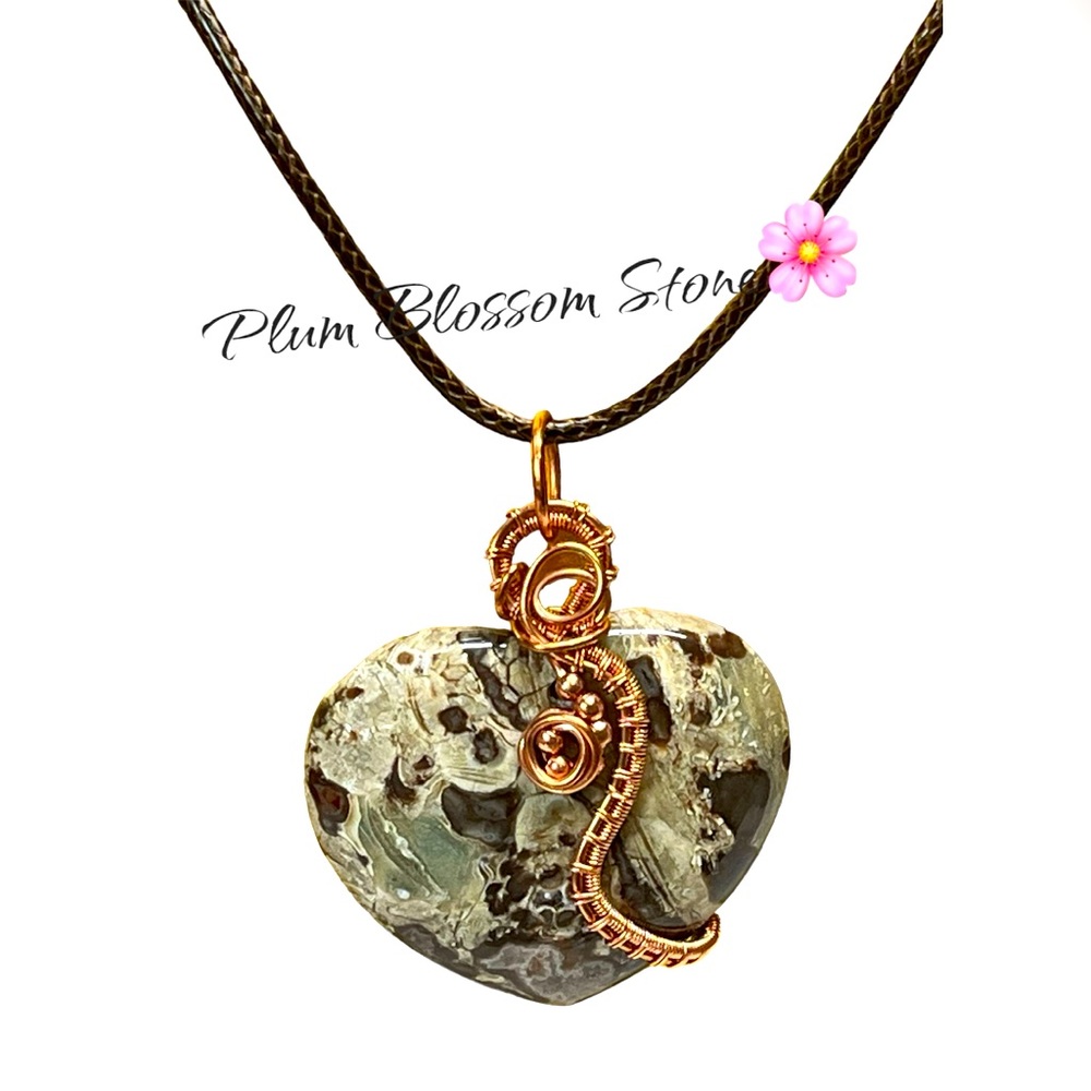 🌸Plum blossom heart shaped stone pendant with cord